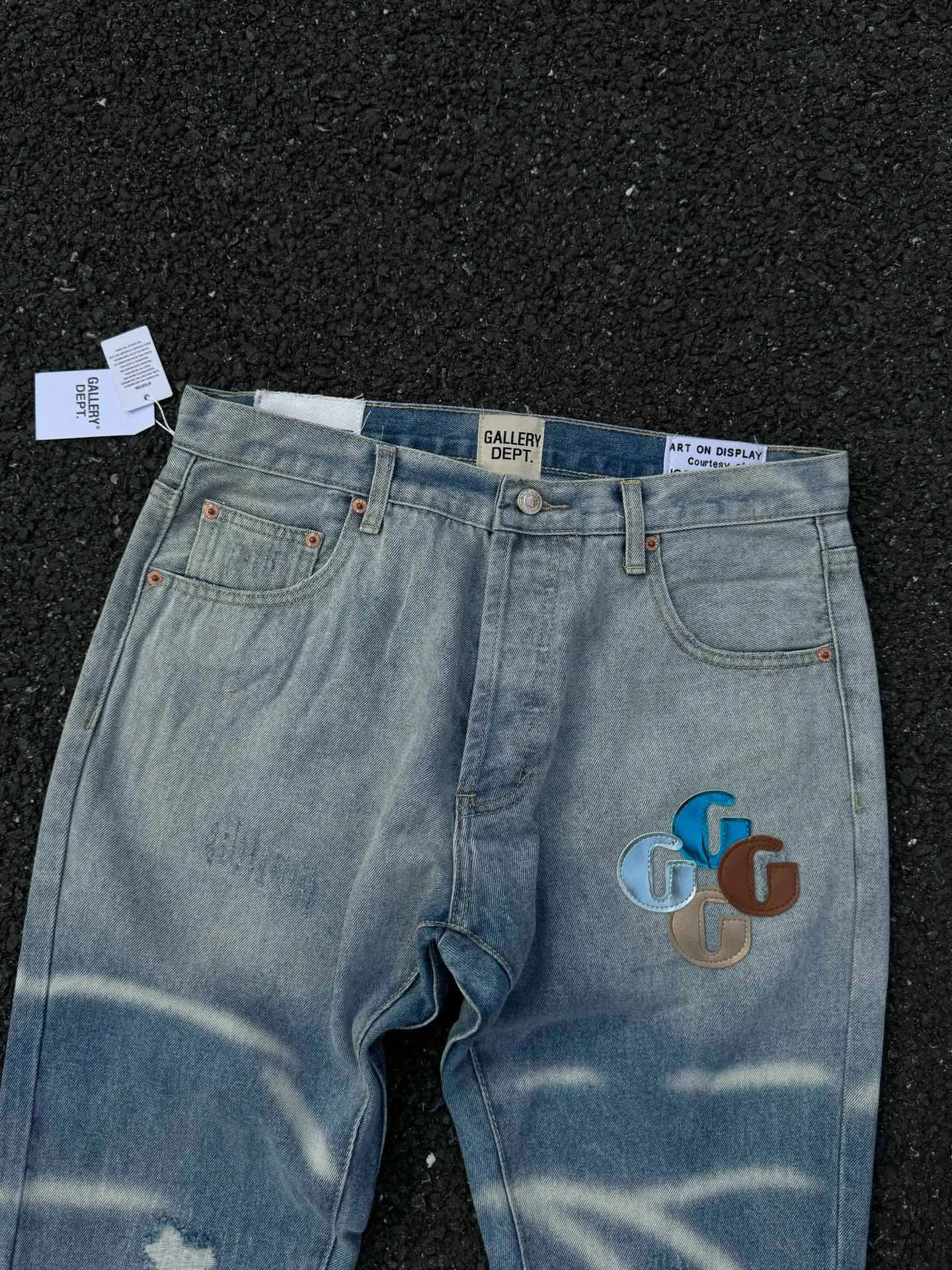 -Size upper body P240#G66 GALLERY DEPT. Denim spliced ​​with all-over printed leather ripped bell-bottoms, washed and distressed jeans. GALLERY is attracted by these bell-bottoms. Whether it is a reset of Carhartt or Levis, they all create a strong brand style. Since these pants are modified from rare vintage, the production capacity is limited. Therefore, after many icons wore them, these pants were once hard to find. Later, perhaps due to the improvement of GD's business in the past two years and the expansion of production lines, the brand itself lowered the price, so I can't wait any longer for these pants this year and will definitely buy them. During the process of the denim washing plant, the owner of the washing plant helped introduce a boss who had worked for Levi's foundry and started his own business. This also paved the way for the following styles. Therefore, Levi's remodeled single product for the base plate is really familiar. Whether it is the fabrics supplied or the lathes used in production, there is nothing to choose from. -Color: blue -Size: S-XXL (corresponding to 28-36)
